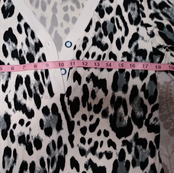 New without tags leopard print button down v neck - Picture 3 of 3